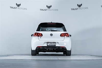 2010 Volkswagen Golf - Thumbnail