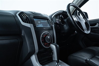 2016 Isuzu MU-X - Thumbnail