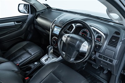 2016 Isuzu MU-X - Thumbnail