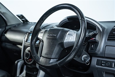 2016 Isuzu MU-X - Thumbnail