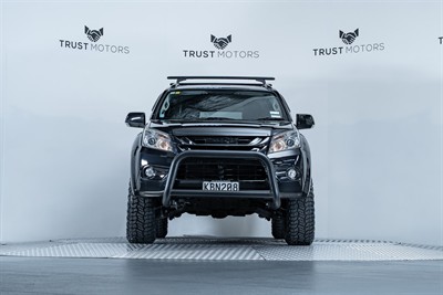2016 Isuzu MU-X - Thumbnail