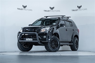 2016 Isuzu MU-X - Thumbnail