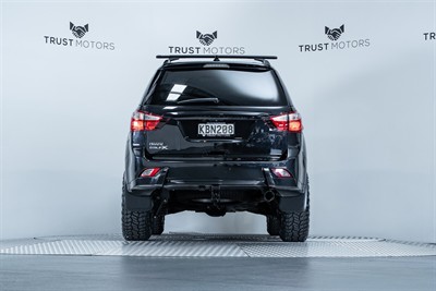 2016 Isuzu MU-X - Thumbnail