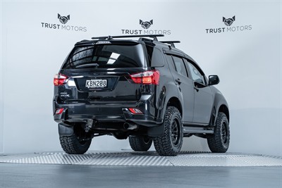 2016 Isuzu MU-X - Thumbnail