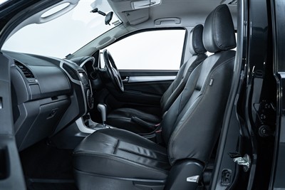 2016 Isuzu MU-X - Thumbnail