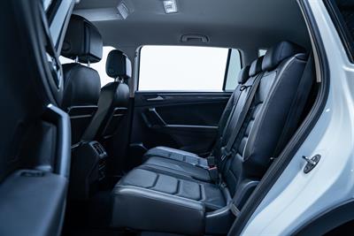 2018 Volkswagen Tiguan - Thumbnail