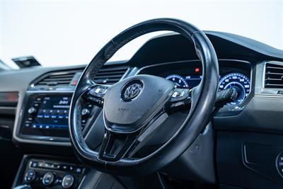 2018 Volkswagen Tiguan - Thumbnail