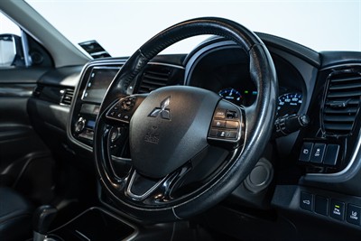 2017 Mitsubishi Outlander - Thumbnail