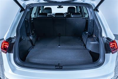 2018 Volkswagen Tiguan - Thumbnail