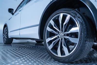 2018 Volkswagen Tiguan - Thumbnail