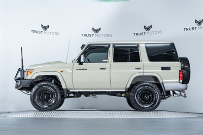 2023 Toyota Landcruiser - Thumbnail