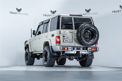 2023 Toyota Landcruiser - Thumbnail