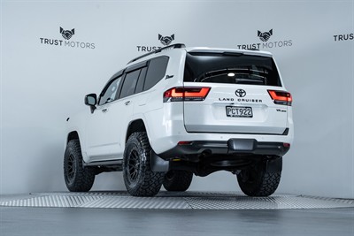 2022 Toyota Landcruiser - Thumbnail