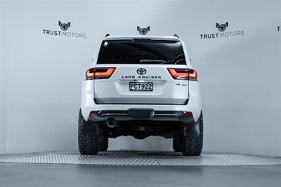2022 Toyota Landcruiser - Thumbnail