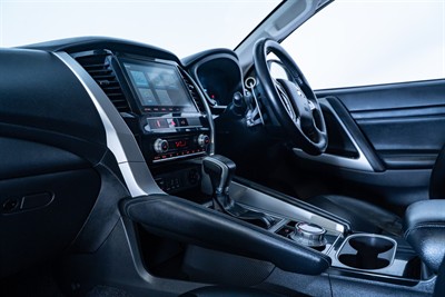 2023 Mitsubishi Pajero Sport - Thumbnail
