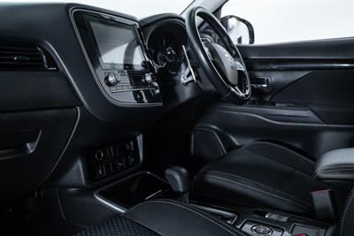 2020 Mitsubishi Outlander - Thumbnail