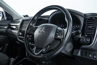 2020 Mitsubishi Outlander - Thumbnail