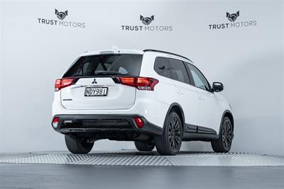 2020 Mitsubishi Outlander - Thumbnail