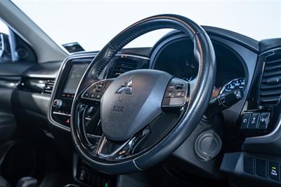 2021 Mitsubishi Outlander - Thumbnail