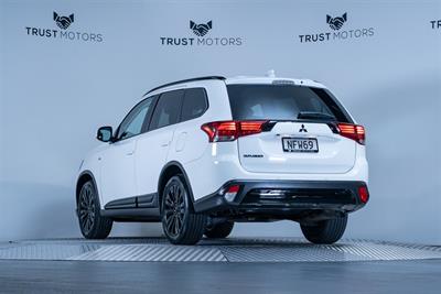 2021 Mitsubishi Outlander - Thumbnail