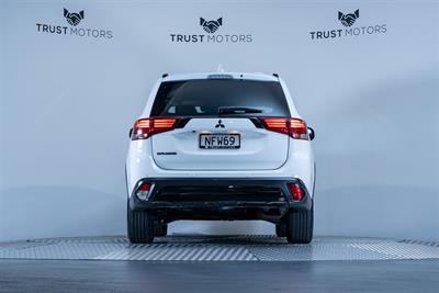 2021 Mitsubishi Outlander - Thumbnail