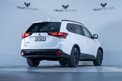 2021 Mitsubishi Outlander - Thumbnail