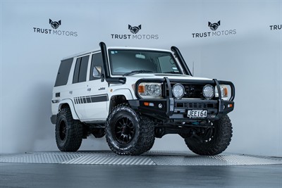 2012 Toyota Landcruiser - Thumbnail