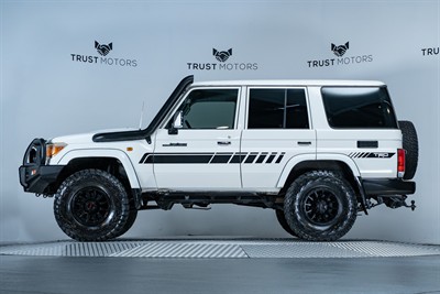 2012 Toyota Landcruiser - Thumbnail