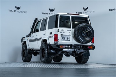 2012 Toyota Landcruiser - Thumbnail