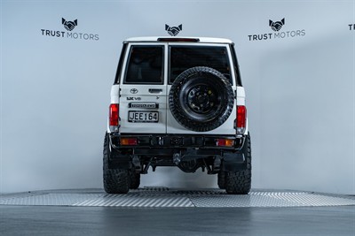 2012 Toyota Landcruiser - Thumbnail