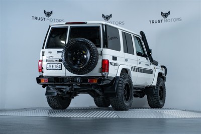 2012 Toyota Landcruiser - Thumbnail