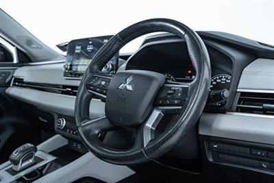2022 Mitsubishi Outlander - Thumbnail
