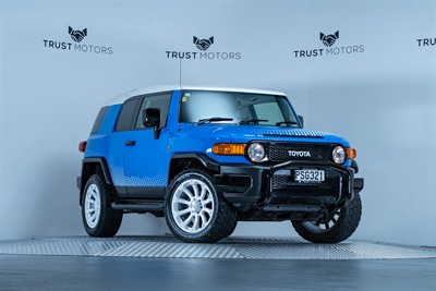 2013 Toyota FJ Cruiser - Thumbnail