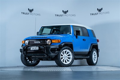 2013 Toyota FJ Cruiser - Thumbnail