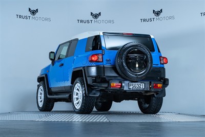 2013 Toyota FJ Cruiser - Thumbnail