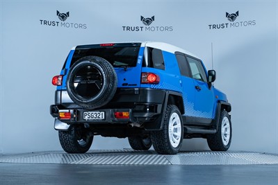 2013 Toyota FJ Cruiser - Thumbnail