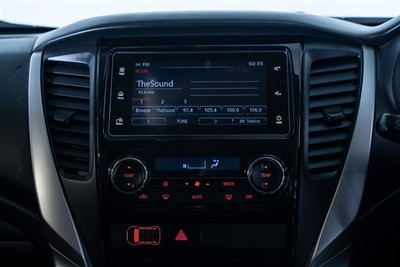 2017 Mitsubishi Pajero Sport - Thumbnail