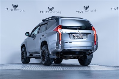 2017 Mitsubishi Pajero Sport - Thumbnail