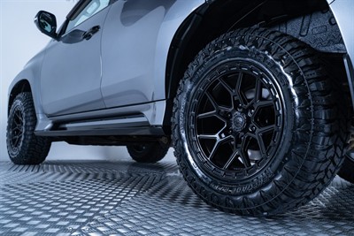 2017 Mitsubishi Pajero Sport - Thumbnail