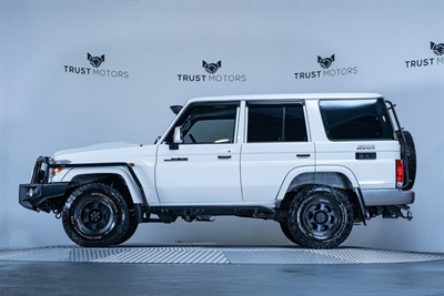 2020 Toyota Landcruiser - Thumbnail