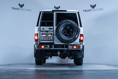 2020 Toyota Landcruiser - Thumbnail