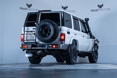 2020 Toyota Landcruiser - Thumbnail