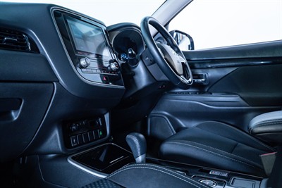 2020 Mitsubishi Outlander - Thumbnail