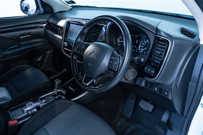 2020 Mitsubishi Outlander - Thumbnail