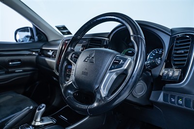 2017 Mitsubishi Outlander - Thumbnail