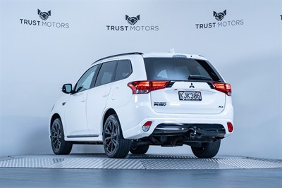 2017 Mitsubishi Outlander - Thumbnail