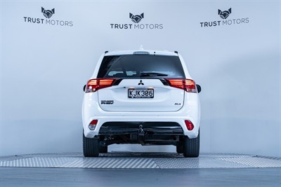 2017 Mitsubishi Outlander - Thumbnail