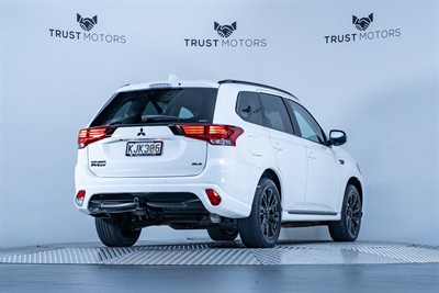 2017 Mitsubishi Outlander - Thumbnail