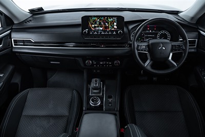 2022 Mitsubishi Outlander - Thumbnail