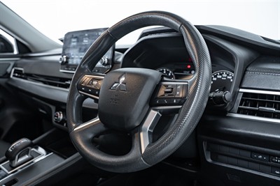 2022 Mitsubishi Outlander - Thumbnail